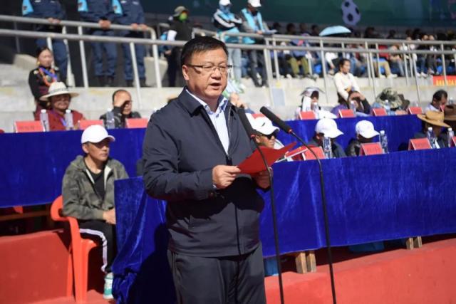 迈达纳争顶时肘到布尔克，主裁判场边回看后认定不是点球